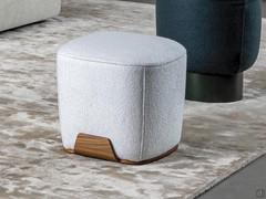 Pouf déhoussable design pour la chambre Olos by Bonaldo, aux formes essentielles et épurées et, pour cette raison, utilisable dans plusieurs environnements, y compris comme repose-pieds dans le salon