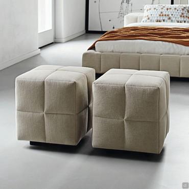 Pouf de chambre matelassé quadrillé