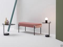 Banc en tissu simplement rembourré avec assise et coque dans deux tons de rose différents