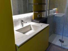 Meuble de salle de bain laqué Curry Yellow avec plan et vasque en stratifié HPL calacatta