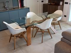 Table de salle à manger en bois et verre avec ensemble de chaises