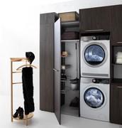 Armoire à linge sur pied Oasis avec porte et 1 étagère en standard. En option : crochets et paniers à linge