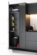 Armoire à linge sur pied Oasis avec porte et 1 étagère en standard. Option : paniers à linge