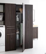 Armoire à linge sur pied Oasis avec porte et 1 étagère en standard. Option : paniers à linge