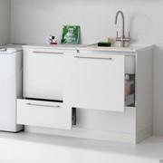 Armoire à linge Oasis composée d'un meuble bas avec lavabo (à droite) et d'un meuble bas de 60 cm avec panier et tiroir inférieur (à gauche)