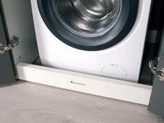 Détail de la colonne Wide pour lave-linge avec plinthe amovible pour faciliter l'insertion de l'appareil