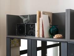 Etagère Atlantic / Frame avec panneau arrière laqué mat, utilisée comme compartiment supérieur ouvert, superposée à l'unité murale vitrine Atlantic / Frame