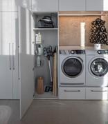 Armoire à linge sur pied Oasis avec porte et 1 étagère en standard. En option : paniers à linge