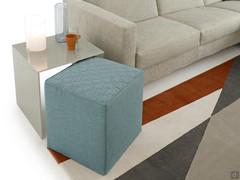 Bout de canapé Multiglass comme solution gain de place assortie à un pouf