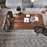 Table basse design Idem de Cattelan en noyer canaletto avec bords en bois massif