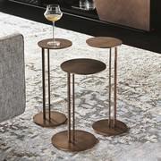 Trois tables basses Sting de Cattelan en métal vernis brushed bronze