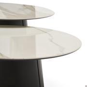 Paire de tables basses rondes avec base centrale oblique Clifford avec plateau en marbre Carrara et structura en métal teinté Nero