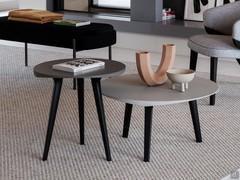 Leander Table basse avec plateau rond ou ovale dans un salon moderne et élégant