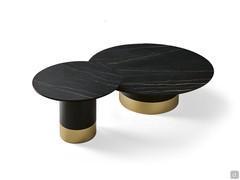 Lot de 2 tables basses avec base cylindrique Hidalgo et plateau en marbre noir Marquinia. Structure bicolore en métal peint Noir avec anneau or en contraste