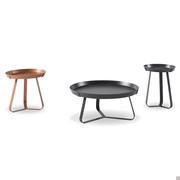 Trois différents modèles pour la table basse avec plateau escamotable rond Frinfri de Bonaldo