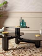 Table d'appoint avec trois plateaux Cosmo, structure importante en bois massif en essence frêne noir.