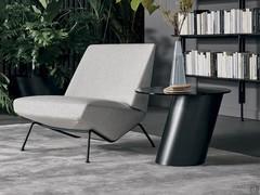 Élégante table basse Pisa de Bonaldo idéalement positionnée proche de votre fauteuil 