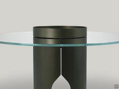 Table basse Bullet avec plateau en verre transparent Extra Clear et cylindre métallique dans la finition spéciale laqué à la poudre Vert Samoa, une nuance inspirée des couleurs de la nature très tendance