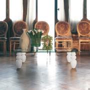 Table basse sur mesure Fremont avec plateau en verre transparent et pieds modelés en bois laqué mat blanc