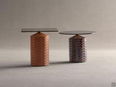 Hishi - Tables d'appoint contemporaines avec pied en céramique émaillé couleurs Pêche et Chocolat