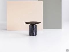 Table basse Hishi avec base en céramique noire et plateau rond en verre bronze