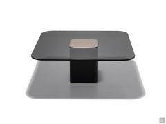 Table basse Token dans la version 90 cm avec plateau en verre fumé transparent et insert central en laiton brillant