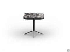 Table basse Atrevido avec un plateau céramique noir agate brillant de 50 x 50 cm et une base en métal verni titane