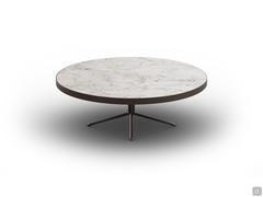 Table basse Atrevido en version ronde placée devant le canapé avec un diamètre de 100 cm : plateau en céramique blanc de blanc mat et base en métal verni bronze