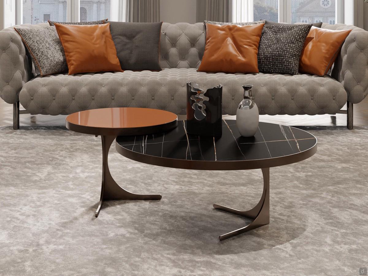 Paire de tables basses modernes Duetto avec plateau en céramique noir mat et verre laqué orange, dont la teinte vive est astucieusement reprise par certains coussins décoratifs du salon