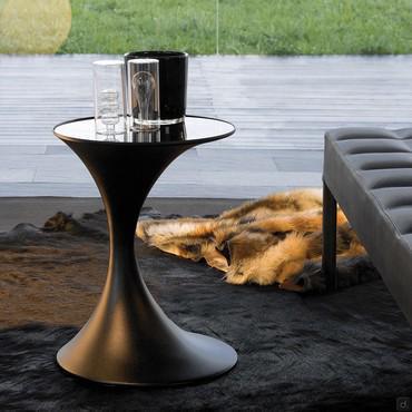 Petite table en métal laqué noir avec plateau en verre vernis noir