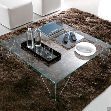 Intrigo est une table basse entièrement réalisée en verre transparent extraclair