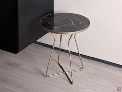 Table basse Timor avec une élégante combinaison d'un cadre en métal laqué Nickel micérisé et d'un plateau en céramique Amazonico Polished.