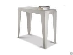 Vue sur le blanc mettant en valeur les pieds en métal dont le profil rappelle le profil "sabre" des tables et consoles classiques.