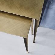 Détails de la double console en finition brushed brass