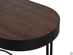 Cora Détail du plateau de la table console minimale en mélaminé effet bois, avec structure en métal laqué bronze