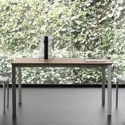 Design minimaliste et fonctionnel qui caractérise la table extensible Main