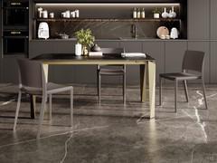 Table Tom ici présentée avec un plateau céramique brillant et pieds en bronze, pour une combinaison élégante