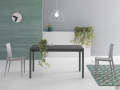 Table de cuisine Clancy avec pieds Jolly en graphite laqué et plateau en laminé Cleaf couleur graphite