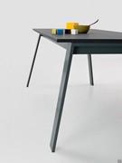 Détail de la table Clancy avec pieds Delta en graphite laqué et plateau en laminé Cleaf couleur graphite