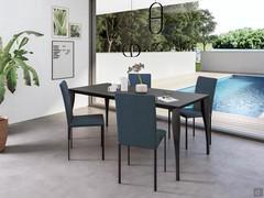 Table rectangulaire extensible Mistral avec plateau noir mat assorti aux pieds