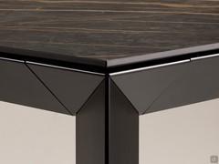 Détail de la structure métallique de la table extensible Profile, caractérisée par ses angles à 45 degrés et ses pieds en forme de flèche