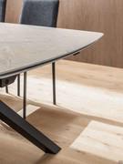 Détail des extensions sous le plateau de la table tonneau Ludwig. Le plateau, lorsque la table est configurée dans ce format, est disponible en stratifié HPL effet pierre ou bois ou en stratifié Fenix unicolore.