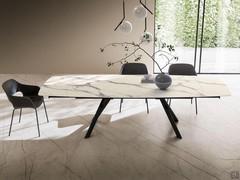 Table Ludwig, en forme de tonneau et extensible, avec plateau stratifié en HPL effet marbre Statuario blanc, d'une épaisseur de seulement 1 cm