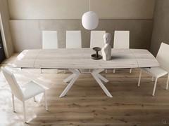 Table Musser, dans la version façonnée extensible jusqu'à 280 cm en stratifié HPL avec base en métal blanc