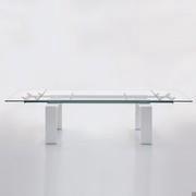 Table à rallonges en verre Brooklyn avec structure laquée blanche, rail en aluminium anodisé et plateau en verre transparent - vue du côté plus long