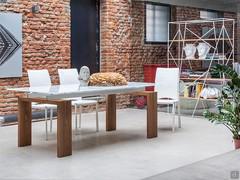 Table extensible en verre Brooklyn avec structure en essence bois noyer canaletto et plateau en verre extra-clair blanc