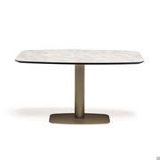 Table Ipanema de Cattelan également proposée en plateau rectangulaire, structure métal gaufré titane avec plateau marbre Calacatta