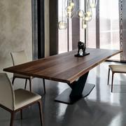 Table design en bois avec bords naturels irréguliers Stratos de Cattelan