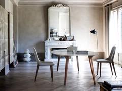 Table de séjour Leander avec plateau en marbre Blanc Carrara et pieds en bois massif de Noyer Canaletto