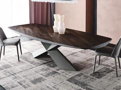 Table Tyron de Cattelan avec plateau en bois chêne brulé effet latté. Base croisé en acier gaufré graphite.